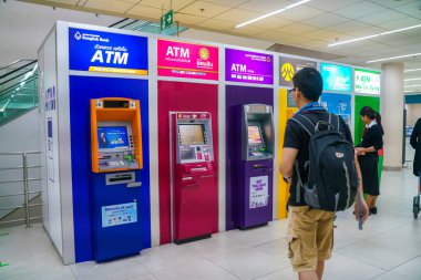 BANGKOK, THAILAND - 12 Temmuz 2019: Otomatik Teller Makineleri (ATM) kullanan turistler, Don Mueang Havalimanı 'ndaki iki uluslararası havalimanından biridir.