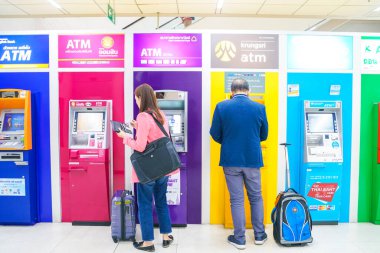 BANGKOK, THAILAND - 12 Temmuz 2019: Otomatik Teller Makineleri (ATM) kullanan turistler, Don Mueang Havalimanı 'ndaki iki uluslararası havalimanından biridir.