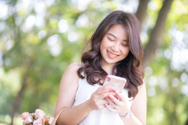 Красиві Усміхнені Жінки Використовують Смартфон Під Час Дозвілля Вільному Парку — стокове фото