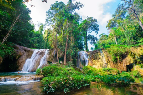 Piękny Wodospad Szmaragdowym Stoku Wody Tropikalnym Lesie Deszczowym Thansawan Wodospad — Zdjęcie stockowe