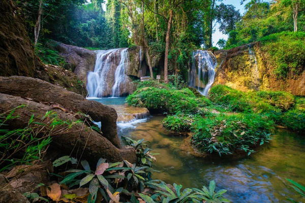 熱帯雨林のエメラルドプールの水の斜面を持つ美しい滝 Thansawan滝Phayao Thailand — ストック写真