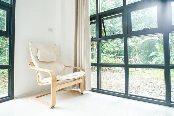 Moderní Dřevěná Látková Pohovka Obývacím Pokoji Závěsem Pozadí Okna Design — Stock fotografie