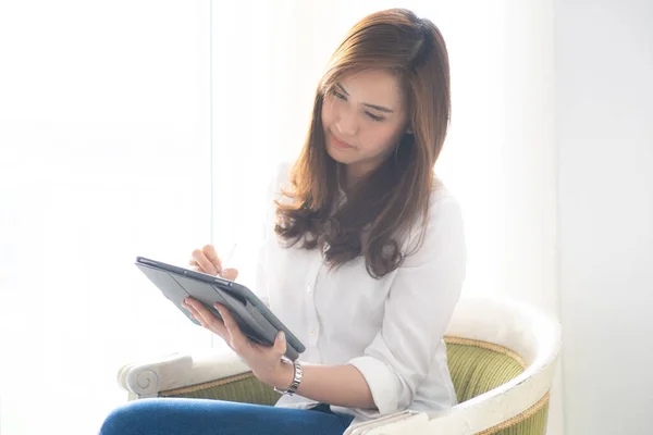 Business Asian Women Use Tablet Computer Sitting Cozy Curtain Room — Stock Photo, Image