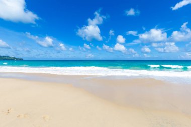 Beyaz kumsal turkuvaz deniz suyu mavi gökyüzüne karşı bulutlu deniz manzaralı tatil arka planı Phuket Tayland