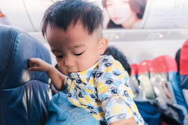 Annesiyle Çok Tatlı Bir Erkek Bebek Uçak Çocuk Seyahati Konseptini — Stok fotoğraf