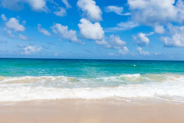 Weißer Sandstrand Türkisfarbenes Meerwasser Gegen Blauen Himmel Mit Wolkenmeer Urlaubshintergrund — Stockfoto