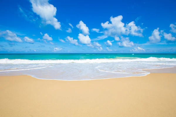 Bílý Písek Pláž Tyrkysová Mořská Voda Proti Modré Obloze Mrakem — Stock fotografie