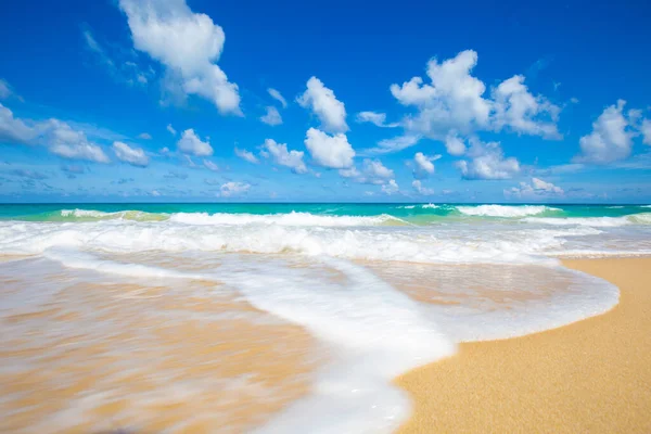 Bílý Písek Pláž Tyrkysová Mořská Voda Proti Modré Obloze Mrakem — Stock fotografie