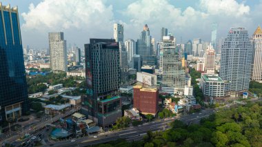 Lumpini yeşil ağaçlı modern şehir binası halka açık park havadan Bangkok Tayland manzaralı