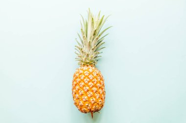 Mavi arka planda yatan taze ananas. Üst te. Düz döşeme konsepti