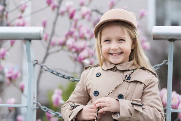 Retrato de menina feliz com cabelo loiro ao ar livre. Temporada de primavera — Fotografia de Stock