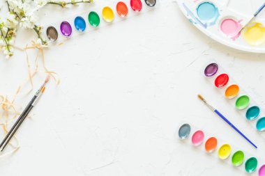 Suluboya paletleri, boya fırçaları Yaratıcı düz yatıyordu. Gri beton arka plan üzerinde sanatçı işyeri.