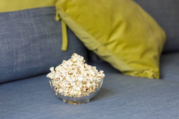 Eine Glasschüssel Popcorn. abends gemütlich einen Film oder eine Fernsehserie zu Hause anschauen — Stockfoto