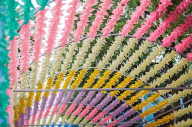 Renkli Rüzgar kadar oyuncak yaz sezonu rüzgarlı. Parkta Dekorasyon