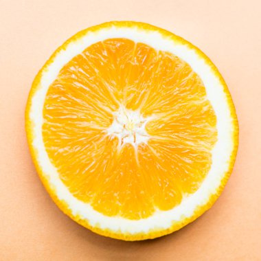 Dilimlenmiş portakal yakın, Popüler sağlıklı meyve. Düz lay fotoğraf, Üst görünüm, havai