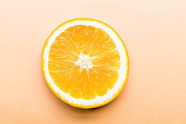 Dilimlenmiş portakal yakın, Popüler sağlıklı meyve. Düz lay fotoğraf, Üst görünüm, havai