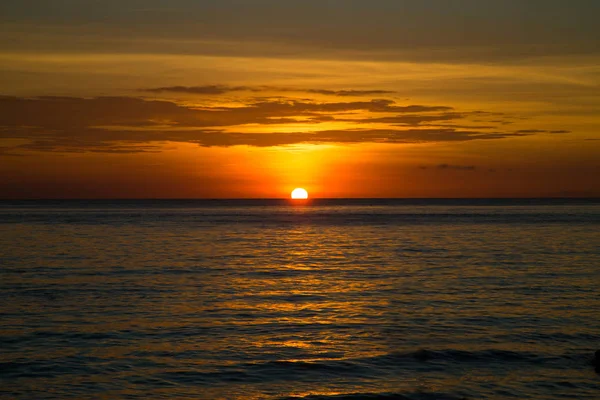 Belo céu dourado dramático sobre o mar e reflexão ao pôr do sol no verão — Fotografia de Stock