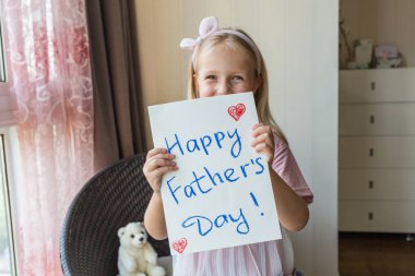 Kızı babamı tebrik eder ve ona hediye ve kartpostal verir. Mutlu Babalar günü kavramı