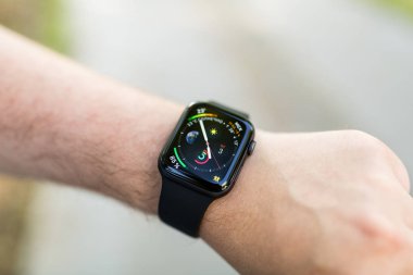 Trendy akıllı saat ile el. Her zaman internete bağlı kalmanızı sağlayan modern gadget