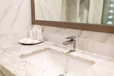 Otelin banyosunda modern hijyenik yıkama musluğu