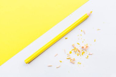 Sarı kalem ile Mockup Boş sayfa. Metni girebetmek için kopyalama alanı ile üstteki görünüm. Düz döşeme, sarı arka plan