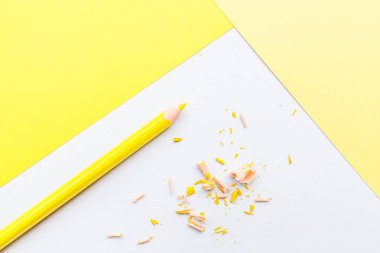 Sarı kalem ile Mockup Boş sayfa. Metni girebetmek için kopyalama alanı ile üstteki görünüm. Düz döşeme, sarı arka plan