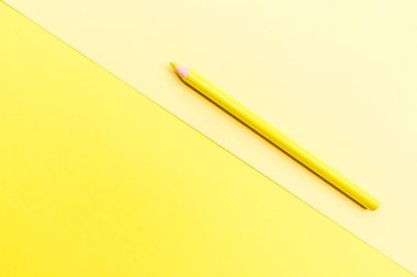 Sarı kalem ile Mockup Boş sayfa. Metni girebetmek için kopyalama alanı ile üstteki görünüm. Düz döşeme, sarı arka plan