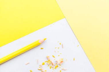 Sarı kalem ile Mockup Boş sayfa. Metni girebetmek için kopyalama alanı ile üstteki görünüm. Düz döşeme, sarı arka plan