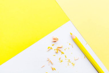 Sarı kalem ile Mockup Boş sayfa. Metni girebetmek için kopyalama alanı ile üstteki görünüm. Düz döşeme, sarı arka plan