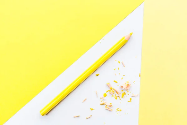 노란색 연필이 있는 모의 공백 페이지입니다. 텍스트를 입력하기 위한 복사 공간이 있는 맨 위 보기입니다. 플랫 레이, 옐로우 배경 — 스톡 사진