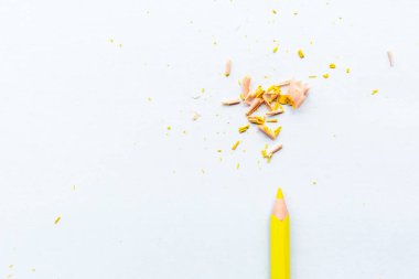 Sarı kalem ile Mockup Boş sayfa. Metni girebetmek için kopyalama alanı ile üstteki görünüm. Düz döşeme, beyaz arka plan