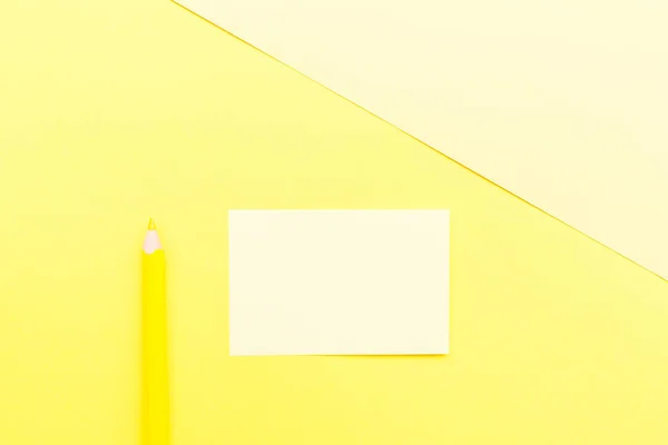 노란색 배경에 노트북과 연필이있는 모의 공백 페이지입니다. 텍스트를 입력하기 위한 복사 공간이 있는 맨 위 보기입니다. 플랫 레이, 비즈니스 컨셉 — 스톡 사진