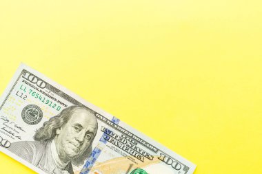 100 dolarlık banknotlar nakit sarı arka planda yatıyor. Finansal ve iş kavramı. Düz yatıyordu, mockup, havai, minimalizm