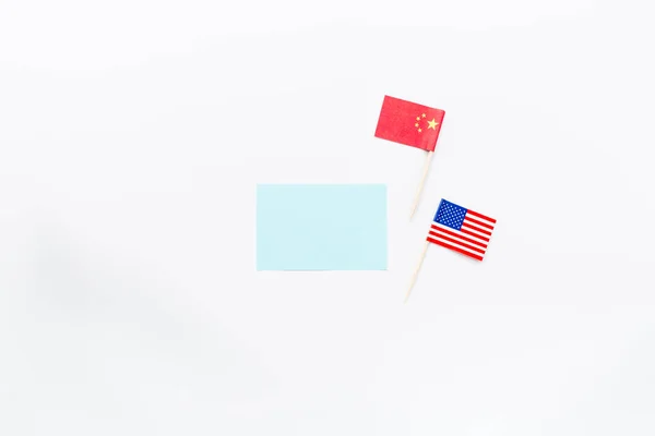 Vue de dessus créative à plat du drapeau de la Chine et des États-Unis, maquette et espace de copie sur fond blanc dans un style minimal. Concept de guerre commerciale entre les USA et la Chine — Photo