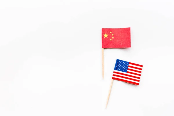 創造的なトップビューのフラットレイ中国と米国のフラグ、モックアップ、最小限のスタイルで白い背景にスペースをコピーします。アメリカと中国の貿易戦争の概念 — ストック写真