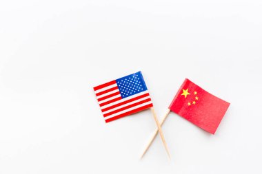 Yaratıcı üst görünüm düz Lay USA ve Çin bayrakları, mockup ve kopya alanı beyaz arka planda minimal tarzı. ABD ve Çin arasında ticaret Savaşı kavramı