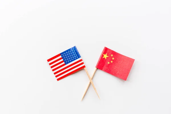 Vue de dessus créative à plat des drapeaux des États-Unis et de la Chine, maquette et espace de copie sur fond blanc dans un style minimal. Concept de guerre commerciale entre les USA et la Chine — Photo