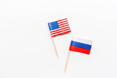ABD ve Rusya bayrakları, mockup ve kopya alanı minimal tarzında beyaz arka planda yaratıcı üst görünüm düz yatıyordu. ABD ve Rusya arasındaki ortaklık kavramı