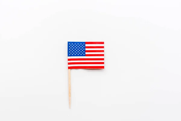 Ευτυχισμένη ημέρα ανεξαρτησίας 4ο Ιουλίου με μίνι σημαία των ΗΠΑ που βρίσκεται σε λευκό φόντο. Κορυφαία προβολή. Να το κάνεις. Ημέρα μνημείου. — Φωτογραφία Αρχείου