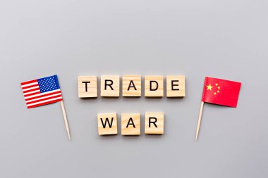 Çin ve ABD bayrakları, mockup ve kopya alanı minimal tarzda gri arka planda yaratıcı üst görünüm düz yatıyordu. ABD ve Çin arasında ticaret Savaşı kavramı