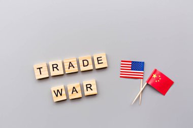 Çin ve ABD bayrakları, mockup ve kopya alanı minimal tarzda gri arka planda yaratıcı üst görünüm düz yatıyordu. ABD ve Çin arasında ticaret Savaşı kavramı