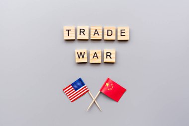 Çin ve ABD bayrakları, mockup ve kopya alanı minimal tarzda gri arka planda yaratıcı üst görünüm düz yatıyordu. ABD ve Çin arasında ticaret Savaşı kavramı