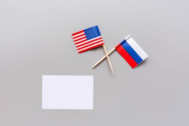 Yaratıcı üst görüş düz Lay USA ve Rusya bayrakları, mockup ve kopyalama alanı gri arka planda minimal tarzı. Konsept mücadele, savaş, iş Yarışması