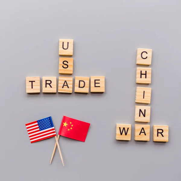 創造的なトップビュー中国とアメリカのフラグと現金お金、モックアップ、最小限のスタイルでグレーの背景にコピースペースのフラットレイ。アメリカと中国の貿易戦争の概念 — ストック写真