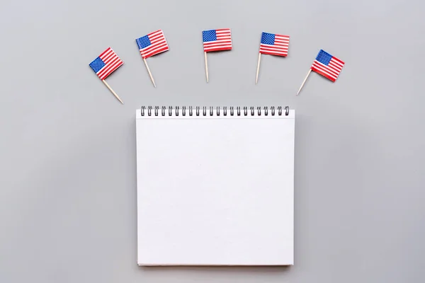 Composition plate avec drapeau des États-Unis. Joyeuse fête de l'indépendance. Plat, vue sur le dessus, vue aérienne, maquettes — Photo