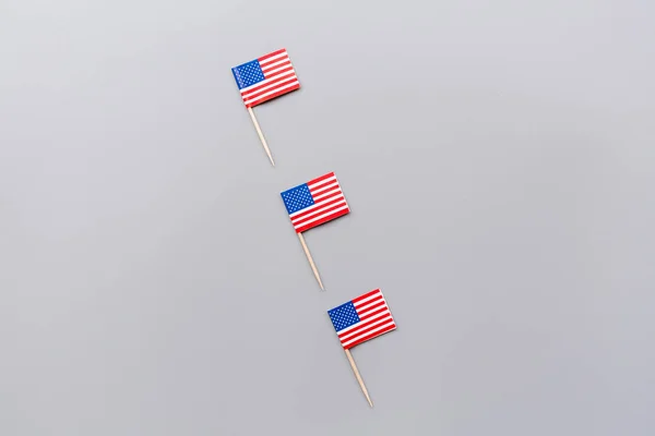 Composition plate avec drapeau des États-Unis. Joyeuse fête de l'indépendance. Plat, vue sur le dessus, vue aérienne, maquettes — Photo