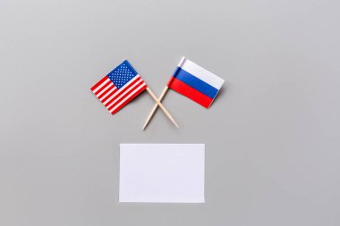 Yaratıcı üst görüş düz Lay USA ve Rusya bayrakları, mockup ve kopyalama alanı gri arka planda minimal tarzı. Konsept mücadele, savaş, iş Yarışması