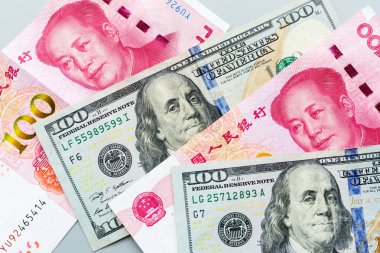 ABD Doları ve Çin Yuanı banka notu. İki büyük ülke arasında ticaret Savaşı ve çatışma. ABD ve Çin ilişkisi. Kavram. Uzay lideri Kopyala
