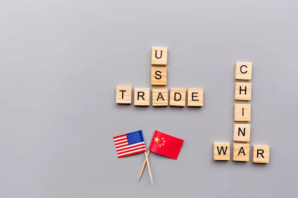 Vue de dessus créative plat de la Chine et des États-Unis drapeaux et argent comptant, maquette et copier l'espace sur fond gris dans un style minimal. Concept de guerre commerciale entre les USA et la Chine — Photo