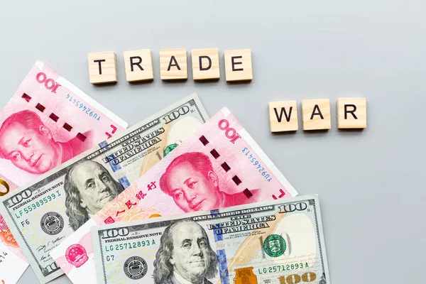 創造的なトップビュー中国とアメリカのフラグと現金お金、モックアップ、最小限のスタイルでグレーの背景にコピースペースのフラットレイ。アメリカと中国の貿易戦争の概念 — ストック写真